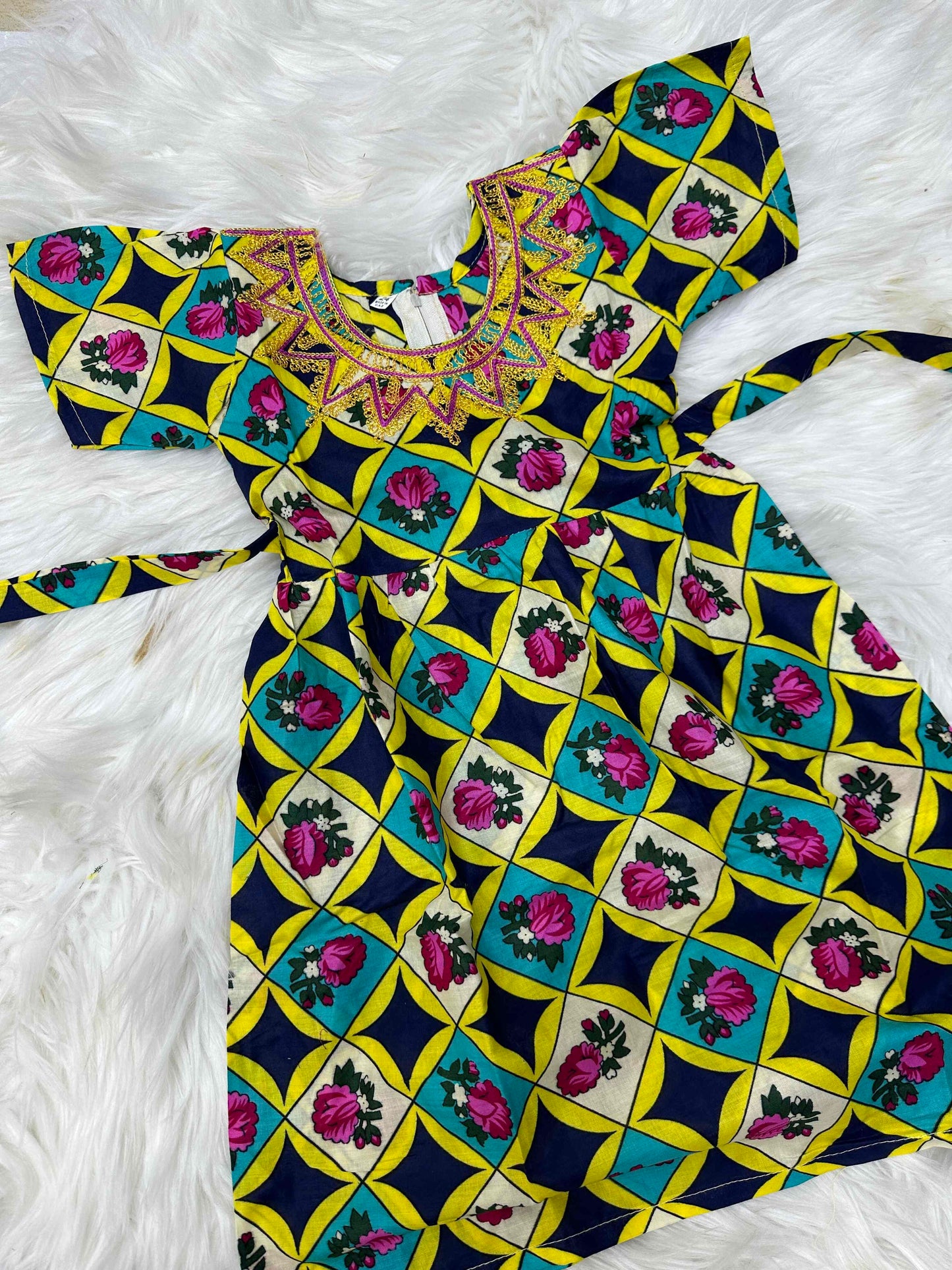 ملابس متنوعه للأطفال لعمر 3 شهور